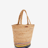 Raffia-Tasche mit gelbem Muster.