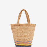 Raffia-Tasche mit gelbem Muster.