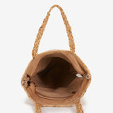 Raffia-Tasche mit gelbem Muster.