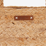 Raffia-Tasche mit gelbem Muster.