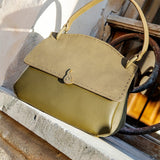 Bolso de mano pequeño en materiales reciclados verde