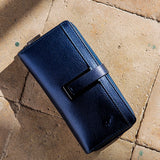 Cartera grande con herraje en piel metalizada azul