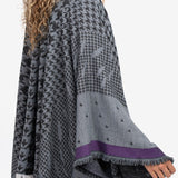 Poncho con estampado de pata de gallo en gris