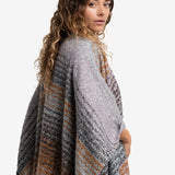 Poncho con estampado a rayas y flecos azul