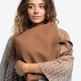 Poncho con estampado a rayas y flecos azul