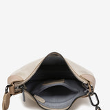 Kleine Schultertasche aus beige Leder.