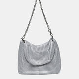 Schultertasche aus weißem Metallnetz.