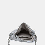 Schultertasche aus weißem Metallnetz.