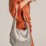 Schultertasche aus silbernem Metallgitter.