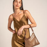 Schultertasche aus ockerfarbenem Metallnetz.