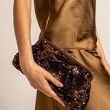 Borsa da festa in paillettes marrone.