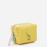 Piccola borsa da toilette da donna in pelle con logo fustellato giallo