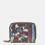 Kleine Geldbörse aus Leder mit mehrfarbigem Muster.