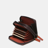 Kleine Geldbörse aus Leder mit mehrfarbigem Muster.