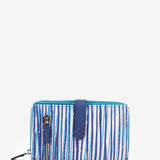 Mittlere Lederbörse mit blauem Muster.