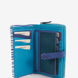 Mittlere Lederbörse mit blauem Muster.