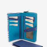 Mittlere Lederbörse mit blauem Muster.