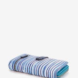 Mittlere Lederbörse mit blauem Muster.