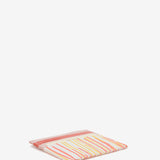 Tarjetero en piel con estampado en coral