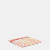 Tarjetero en piel con estampado en coral