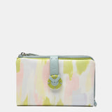 Cartera mediana en piel con estampado en tonos verdes