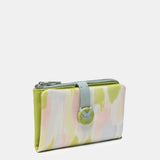 Cartera mediana en piel con estampado en tonos verdes