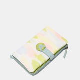 Cartera mediana en piel con estampado en tonos verdes