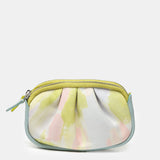 Kosmetiktasche aus Leder mit einem Muster in Grüntönen.