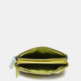 Kosmetiktasche aus Leder mit einem Muster in Grüntönen.