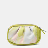 Kosmetiktasche aus Leder mit einem Muster in Grüntönen.