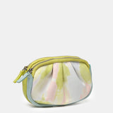 Kosmetiktasche aus Leder mit einem Muster in Grüntönen.