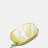 Kosmetiktasche aus Leder mit einem Muster in Grüntönen.