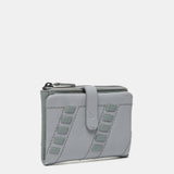 Cartera pequeña con detalles pasados en piel gris