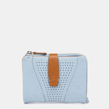 Cartera pequeña de piel azul claro