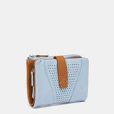 Cartera pequeña de piel azul claro