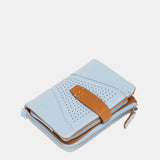 Cartera pequeña de piel azul claro