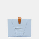 Kartenetui aus hellblauem Leder