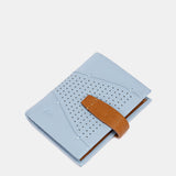 Kartenetui aus hellblauem Leder