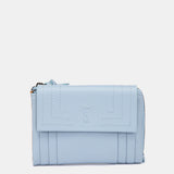 Cartera pequeña de piel azul claro
