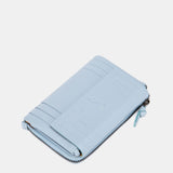 Cartera pequeña de piel azul claro