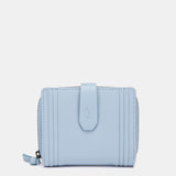 Cartera pequeña de piel azul claro