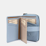 Cartera pequeña de piel azul claro