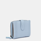 Cartera pequeña de piel azul claro