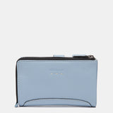 Cartera mediana de piel azul claro