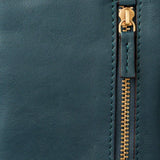Handytasche aus blauem Leder.