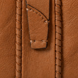 Piccola borsa da donna in pelle color cognac.