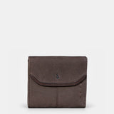 Portacarte da donna in pelle marrone.