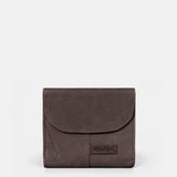 Portacarte da donna in pelle marrone.