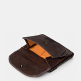 Portacarte da donna in pelle marrone.