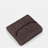 Portacarte da donna in pelle marrone.